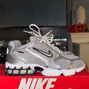Unisex silver Nikes like new worn once. Men7.5 Women size 9